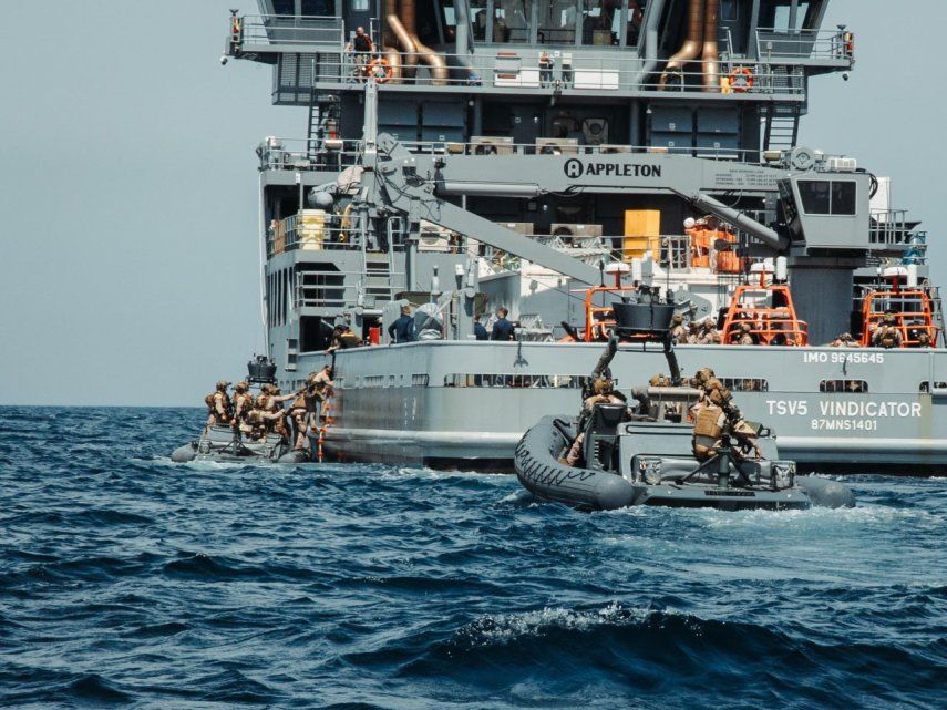 Fuerzas militares estadounidenses mantienen vigilancia en el Caribe para detectar buques y actores sancionados que transitan por esta región.
