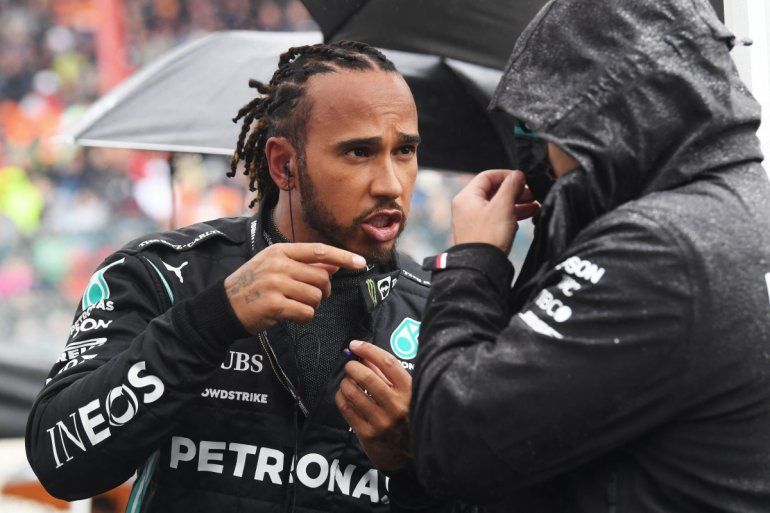 El piloto británico de Mercedes, Lewis Hamilton, habla con un miembro del personal en la parrilla de salida antes del Gran Premio de Bélgica de Fórmula 1