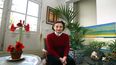 La pintora francesa Francoise Gilot posa en su taller, en París, el 6 de abril de 2004. La artista, quien fue pareja de Pablo Picasso de 1946 a 1953, murió a los 101 años.