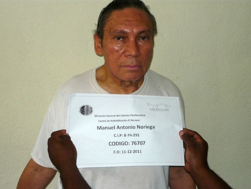 Fotografía difundida el 14 de diciembre de 2011 por el Ministerio de Gobierno de Panamá, donde se ve al exdictador panameño Manuel Noriega siendo fichado en la penitenciaría El Renacer, a 25 km al sureste de la Ciudad de Panamá.