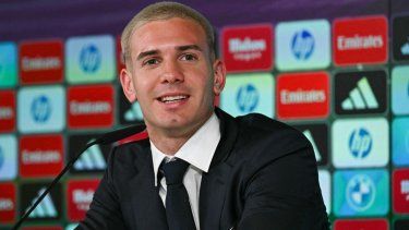 El centrocampista argentino Franco Mastantuono, nuevo jugador del Real Madrid, habla durante una rueda de prensa, el 14 de agosto de 2025.