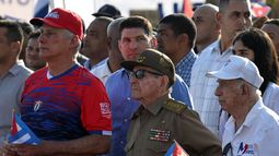 El dictador Raúl Castro, junto al gobernante designado Miguel Díaz-Canel (izq) y su nieto y guardaespaldas apodado el Cangrejo (detrás). El dictador Raúl Castro, junto al gobernante designado Miguel Díaz-Canel (izq) y su nieto y guardaespaldas apodado el Cangrejo (detrás).