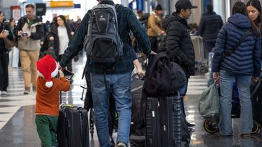 Los viajeros llegan para tomar vuelos en el Aeropuerto Internacional OHare en Chicago, Illinois.