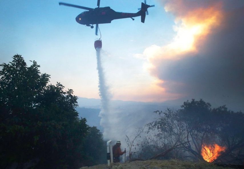 Bomberos batallan para combatir un uncendio en el sur de Colorado, EEUU.