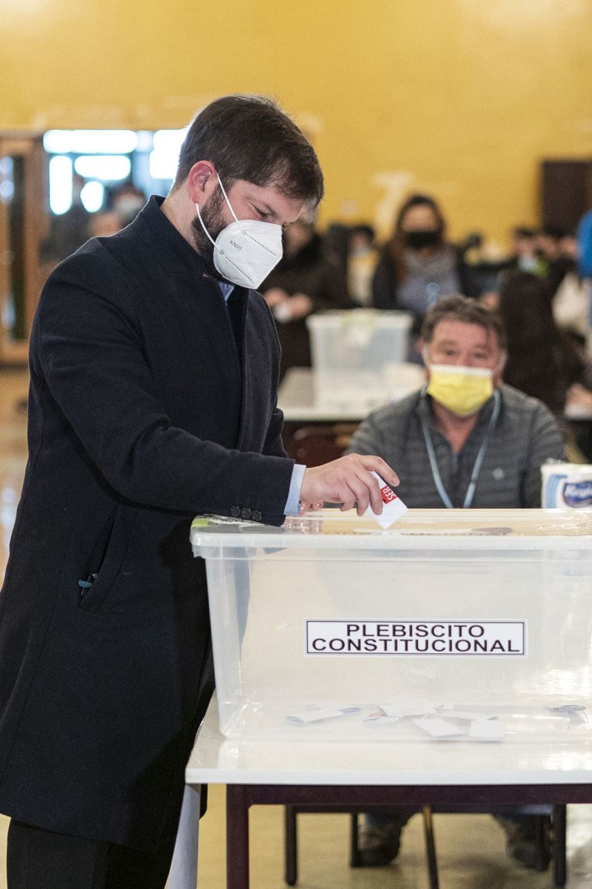 El presidente de Chile, Gabriel Boric, vota en el proceso de aprobar o rechazar la reforma constitucional de Chile.