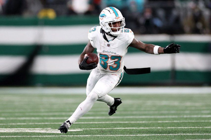 El receptor Malik Washington, de los Dolphins de Miami, corre con el balón en un partido ante los Jets de Nueva York, el 5 de enero de 2025.
