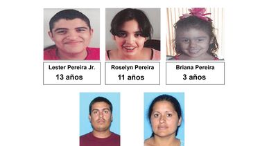 Fotos de los tres niños y sus padres. A los cinco los busca la policía. La madre de los menores se los llevó sin autorización del Departamento de Niños y Familias.&nbsp;
