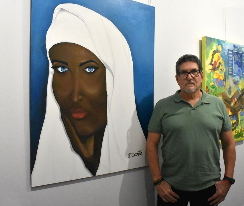 El artista Irwing Acosta en la exhibición en honor a la mujer de Milander Center For Arts & Entertaiment. Ángel Morena, Óleo sobre lienzo.