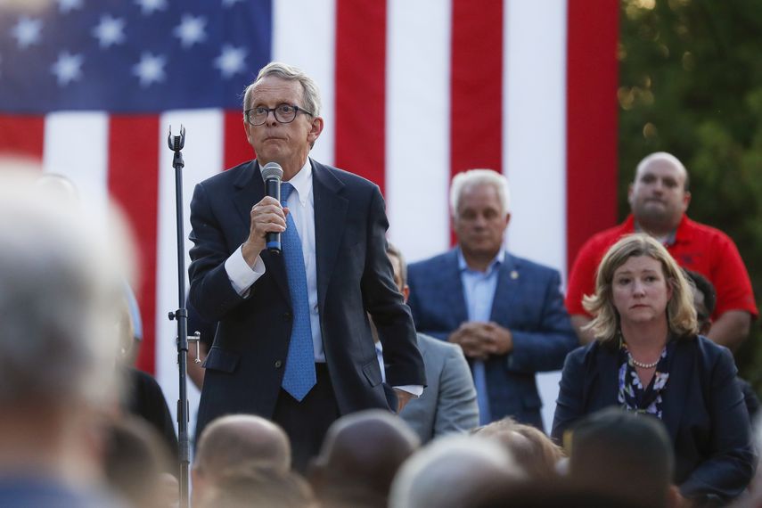 El gobernador de Ohio Mike DeWine (i) con la alcaldesa de Dayton Nan Whaley (d) en un evento para conmemorar a las víctimas del tiroteo el domingo 4 de agosto del 2019, en Dayton, Ohio.&nbsp;
