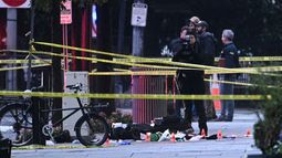 Un investigador forense toma fotos detrás de una cinta policial que protege la escena del crimen, con marcadores de evidencia visibles en una acera en la 17ª y la avenida Pennsylvania cerca de la Casa Blanca en Washington, DC, el 23 de mayo de 2026. Un investigador forense toma fotos detrás de una cinta policial que protege la escena del crimen, con marcadores de evidencia visibles en una acera en la 17ª y la avenida Pennsylvania cerca de la Casa Blanca en Washington, DC, el 23 de mayo de 2026.