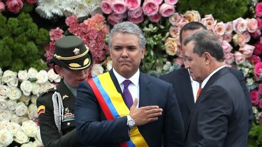 El presidente de Colombia, Iván Duque, lleva la banda presidencial que le fuera impuesta por Ernesto Macías (d), presidente del Senado.