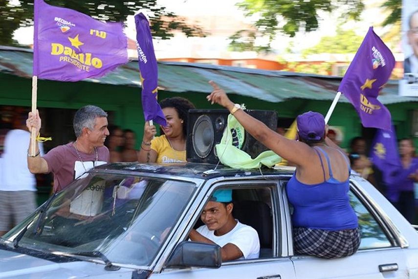 Seguidores de Danilo Medina salen a celebrar (EFE)