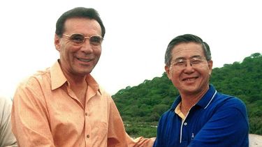 El ex-presidente de Ecuador Jamil Mahuad (I) saluda al presidente peruano Alberto Fujimori el 25 de febrero de 2000, durante el encuentro en el Puente Internacional Latino, frontera peruano-ecuatoriana en Piura, 1050 kms al noroeste de Lima.&nbsp;