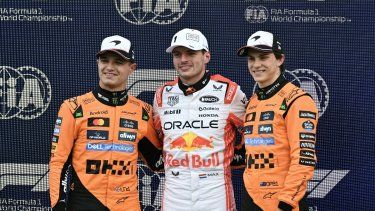 El piloto holandés de Red Bull Racing, Max Verstappen (C), posa, después de conseguir la pole position, con el piloto británico de McLaren, Lando Norris (I), que quedó en segundo lugar, y el piloto australiano de McLaren, Oscar Piastri, que quedó en tercer lugar, en la sesión de clasificación del Gran Premio de Japón de Fórmula Uno en el circuito de Suzuka en Suzuka, prefectura de Mie, el 5 de abril de 2025.