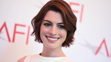 Hathaway será la encargada de asumir el papel encarnado por Houston en la cinta original.
