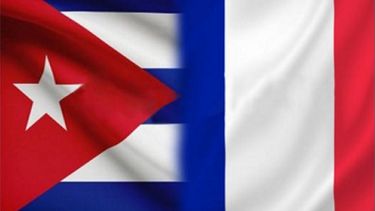 Banderas de Cuba y Francia.