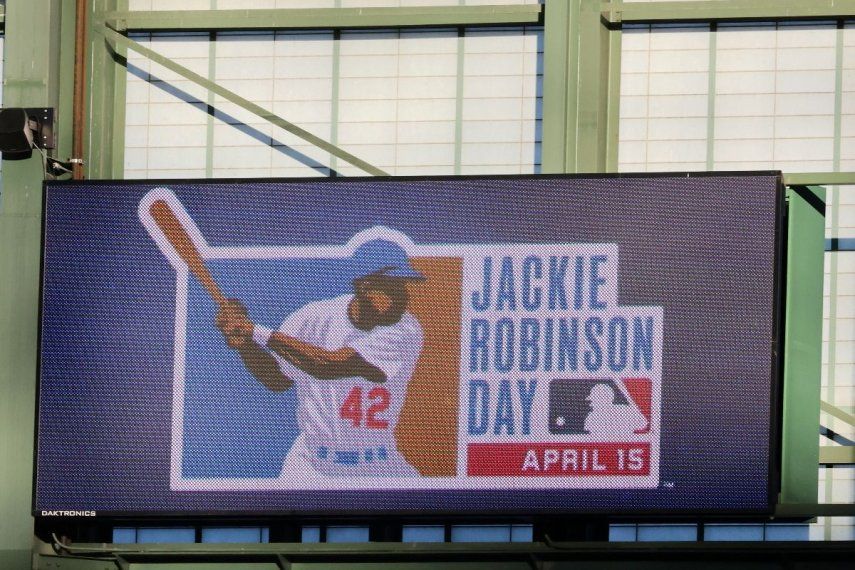Vista detallada de un cartel de Jackie Robinson en el American Family Field antes del partido entre los Cerveceros de Milwaukee y los Padres de San Diego el 15 de abril de 2024 en Milwaukee, Wisconsin. Todos los jugadores llevan el número 42 en honor al Día de Jackie Robinson.