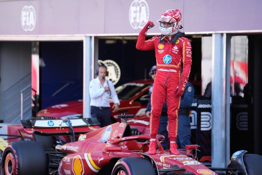 El piloto de Ferrari, Charles Leclerc, celebra tras conseguir la pole en la sesión de calificación del sábado 25 de mayo del 2024 antes del Gran Premio de Mónaco.