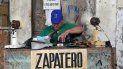 Un hombre se busca la vida reparando zapados en La Habana, Cuba. Un hombre se busca la vida reparando zapados en La Habana, Cuba.