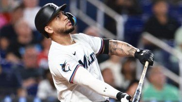  Agustín Ramírez #50 de los Marlins de Miami observa un elevado durante la sexta entrada contra los Padres de San Diego en el Loan Depot Park el 23 de julio de 2025 en Miami, Florida. 