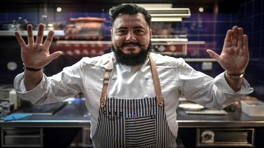 El chef mexicano Enrique Casarrubias, recientemente galardonado con una estrella por la guía gastronómica francesa Michelin, posa durante una sesión de fotos el 22 de enero de 2021 en su restaurante Oxte en París.