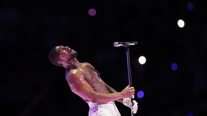 Usher actúa durante el medio tiempo del partido de fútbol americano Super Bowl 58 de la NFL entre los 49ers de San Francisco y los Chiefs de Kansas City el domingo 11 de febrero de 2024 en Las Vegas.