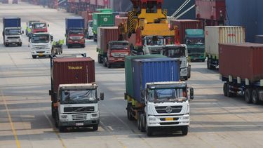 Actividad en el puerto comercial de Qingdao, en la provincia&nbsp;china&nbsp;de Shandong.&nbsp; 