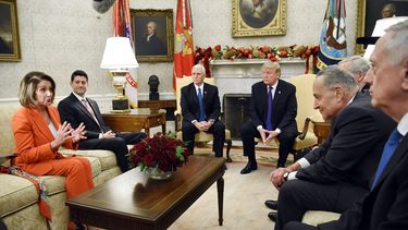 El presidente Donald Trump&nbsp;(2-d) y su vicepresidente Mike Pence (3-i) asisten a una reunión con los dirigentes congresistas Nancy Pelosi (i), líder de la minoría en la cámara de representantes; Paul Ryan (2-i), y el senador Charles Schumer (2- d), el jueves 7 de diciembre de 2017, en el Despacho Oval de la Casa Blanca.&nbsp;