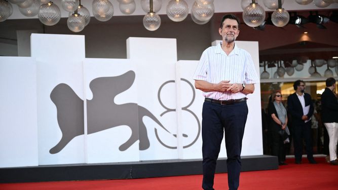 El director italiano Nanni Moretti posa en la alfombra roja del Festival de Cine de Venecia 2024.