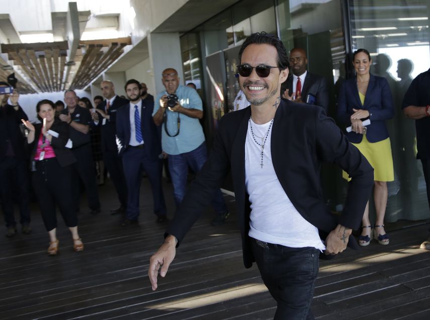 Marc Anthony llega a una conferencia de prensa en Miami.
