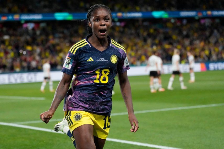 La colombiana Linda Caicedo celebra tras anotar el primer gol de su equipo en la victoria de Colombia 2-1 ante Alemania en el Mundial femenino, el domingo 30 de julio de 2023, en Sídney.&nbsp;