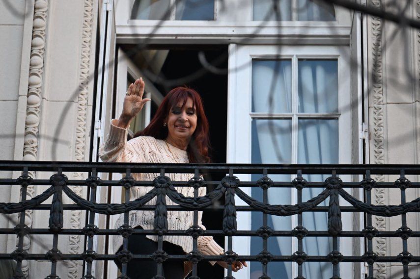 La expresidenta argentina Cristina Fernández de Kirchner saluda a sus simpatizantes desde el balcón de su residencia en Buenos Aires el 11 de junio de 2025.