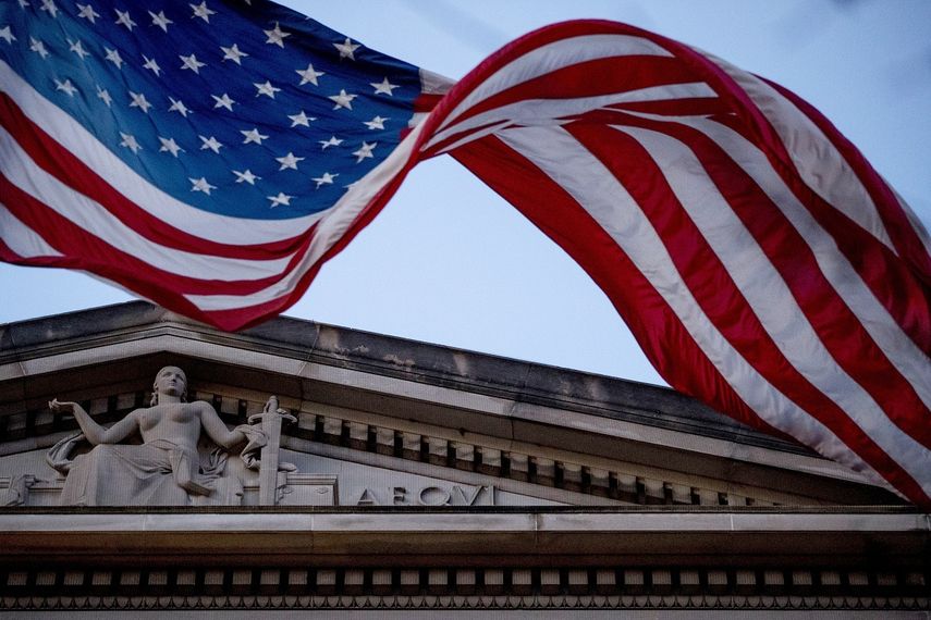 Fotografía de archivo del 22 de marzo de 2019 de una bandera de Estados Unidos ondeando fuera del Departamento de Justicia en Washington, D.C.
