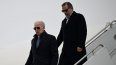 El presidente Joe Biden y su hijo Hunter Biden bajan la escalinata del avión a su llegada a Nueva York el 4 de febrero de 2023.