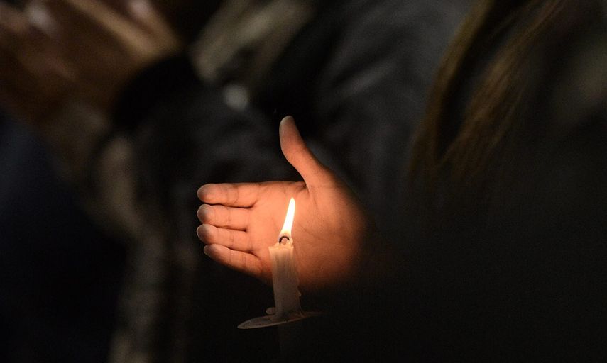 La oración inaugural corrió a cargo del pastor local Joshua Beckley, seguida por el testimonio del alcalde de la ciudad, R. Carey Davis: Esta tragedia no nos paralizará ni evitará que sigamos adelante, creciendo juntos como comunidad. Saquemos fuerza