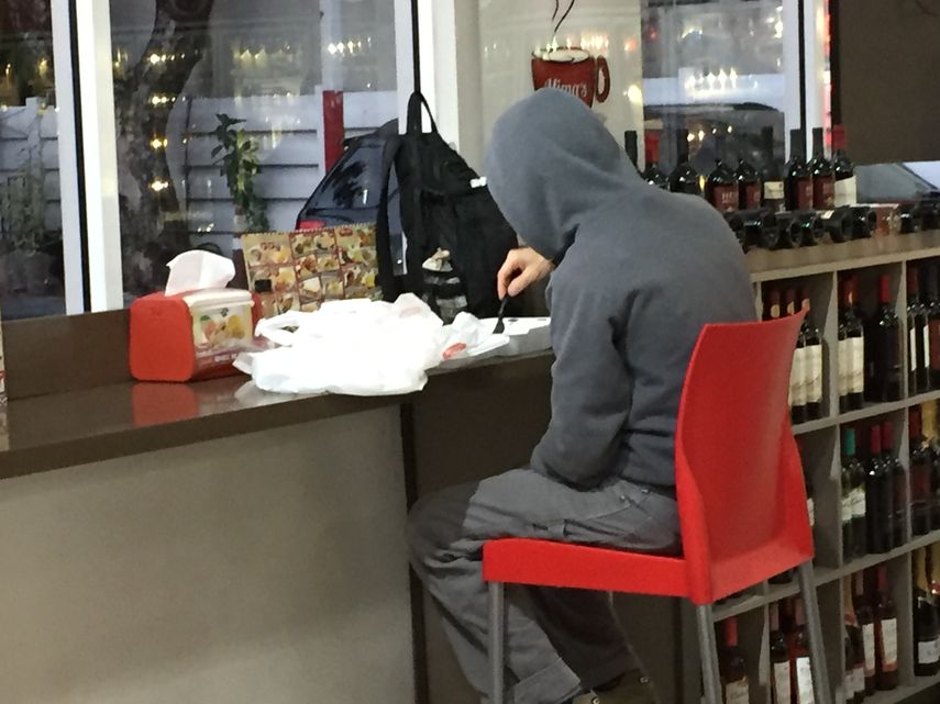 En&nbsp;una cafeter&iacute;a en Coral Way un comensal disfrutaba un desayuno a las 8 am.