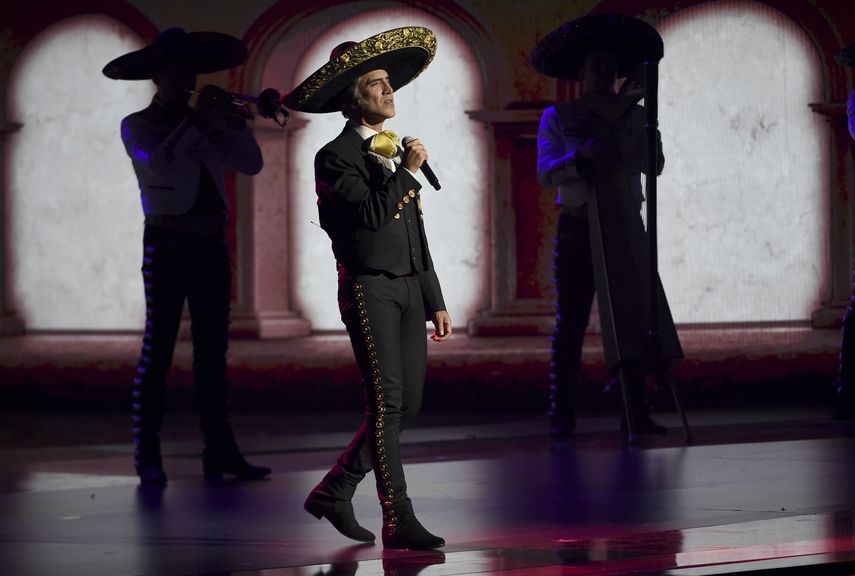 Alejandro Fernández interpreta un medley en la ceremonia de los Latin Grammy el 14 de noviembre de 2019 en Las Vegas.