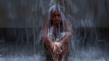 Un hombre se refresca bajo una fuente de agua en el Parque Madureira en medio de una ola de calor, el miércoles 15 de noviembre de 2023, en Río de Janeiro, Brasil.&nbsp;