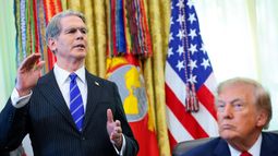 El secretario del Tesoro, Scott Bessent, gestiona el desarrollo y actividad de las llamadas Cuentas Trump. Bessent habla en la Oficina Oval sobre esta gran medida junto al presidente Donald J. Trump