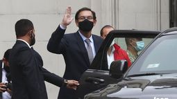 El presidente peruano, Martín Vizcarra, saluda a la prensa al salir del palacio de gobierno para el Congreso en Lima, Perú, el lunes 9 de noviembre de 2020