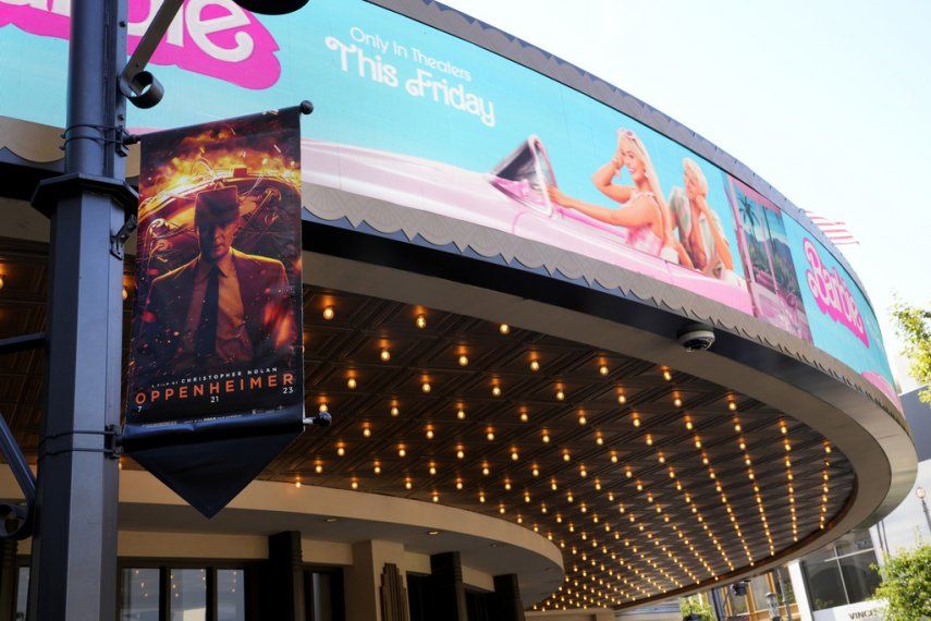 Anuncios del estreno de las películas Oppenheimer&nbsp;y Barbie en AMC Theaters en The Grove el jueves 20 de julio de 2023, en Los Ángeles. Ambas películas fueron las más taquilleras, junto a Super Mario Bros, en las salas de cine de Francia.&nbsp;