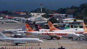 NOTICIA DE VENEZUELA  Aviones-comerciales-diferentes-aerolineas-y-jets-privados-se-posan-la-pista-del-aeropuerto-internacional-simon-bolivar-maiquetia-estado-vargas-venezuela-el-15-diciembre-2020-los-trabajadores-aereos-venezuela-enfrentan-una-crisis-desempleo-debido-al-nuevo-coronavirus-covid-19-pandemia
