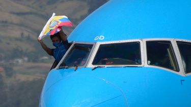 La ecuatoriana Neisi Patricia Dajomes Barrera, medallista de oro, saluda desde la cabina del avión de la aerolínea KLM a su llegada al aeropuerto Mariscal Sucre de Quito