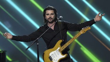 En esta foto del 13 de noviembre del 2019, Juanes canta en la ceremonia en su honor como Persona del Año de la Academia Latina de la Grabación en Las Vegas. En esta foto del 13 de noviembre del 2019, Juanes canta en la ceremonia en su honor como Persona del Año de la Academia Latina de la Grabación en Las Vegas.