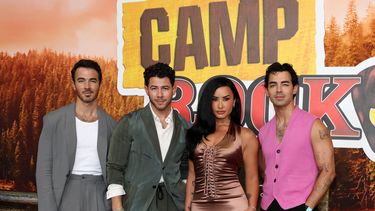 La actriz, cantante, compositora y productora ejecutiva estadounidense Demi Lovato (C-R), los cantantes, compositores y productores ejecutivos estadounidenses Kevin Jonas (I), Joe Jonas (D) y Nick Jonas asisten al estreno de Camp Rock 3 de Disney en los estudios Walt Disney en Burbank, California, el 10 de agosto de 2026.