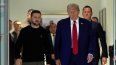 El expresidente Donald Trump camina junto al mandatario ucraniano Volodimir Zelenski.