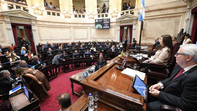 En las adyacencias del Congreso de Argentina se produjeron altercados el 11 de febrero durante la aprobación de la reforma laboral impulsada por el presidente, Javier Milei, que contempla jornadas de trabajo de 12 horas.
