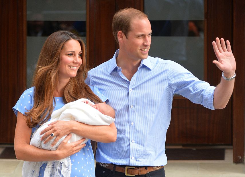 En esta foto de archivo tomada el 23 de julio de 2013, el príncipe William y Kate, duquesa de Cambridge, muestran a su bebé recién nacido a los medios de comunicación de todo el mundo frente al ala Lindo del hospital St Marys en Londres.&nbsp;