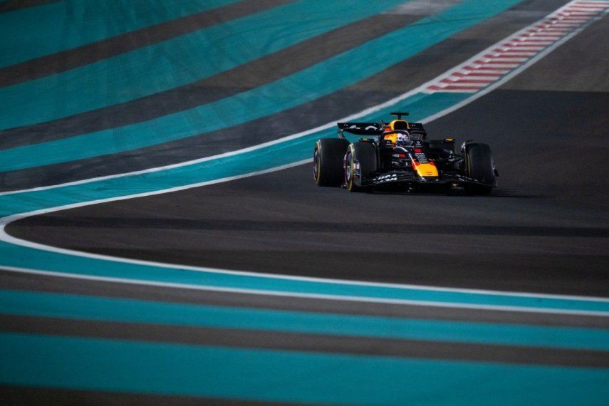 El piloto holandés de Red Bull Racing, Max Verstappen, conduce durante la segunda sesión de entrenamientos libres previa al Gran Premio de Fórmula 1 de Abu Dabi, en el Circuito Yas Marina de Abu Dabi, el 5 de diciembre de 2025.&nbsp;