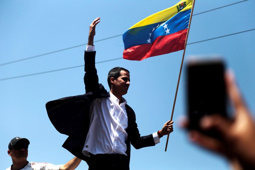 El presidente encargado de Venezuela, Juan Guaidó, saluda a seguidores en Catia La Mar, una zona popular cercana al Aeropuerto Internacional de Maiquetía Simón Bolívar.